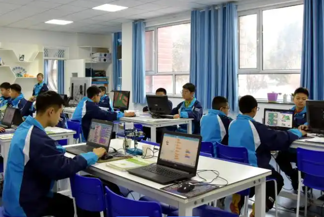 学生可动态复现真实场景实现物理环境与数字空间的虚实共生