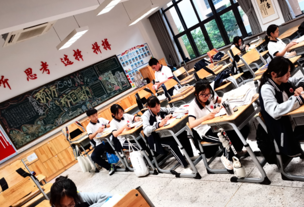 打破传统讲堂壁垒让师友合作成为提升教学质量的核心引擎